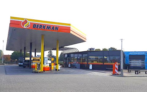 Tijdens het komende kerstweekend van zaterdag 23 en zondag 24 december kan er bij het tankstation van Berkman aan de Tuindersweg in Barendrecht extra voordelig worden getankt en de auto gewassen.