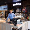 Het bekende ESSO-tankstation aan de N9 aan de westrand van Alkmaar wordt compleet vernieuwd. Het tankstation dat tijdens de afgelopen september gehouden hurrechtenveiling in handen kwam van De Haan, wordt een Haan en krijgt een shop volgens de formule Coffee & More.