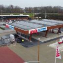 AVIA Weghorst heeft aan de A.B. Nobellaan in Hoogezand, direct aan de op- en afrit ‘Hoogezand’ van de snelweg A7, een volgens eigen zeggen ‘revolutionair’ laadplein en tankstation geopend. Onder één luifel vinden bezoekers er alle brandstoffen en zes snelladers tot 400 kW.