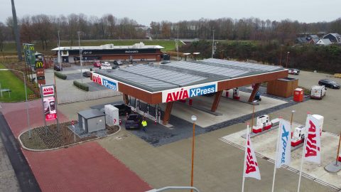 AVIA Weghorst heeft aan de A.B. Nobellaan in Hoogezand, direct aan de op- en afrit ‘Hoogezand’ van de snelweg A7, een volgens eigen zeggen ‘revolutionair’ laadplein en tankstation geopend. Onder één luifel vinden bezoekers er alle brandstoffen en zes snelladers tot 400 kW.