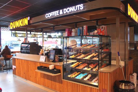 Dunkin’, in de volksmond bekend als Dunkin’ Donuts, lanceert op de maandag in Amsterdam RAI begonnen horecabeurs Horecava een ‘smartfridge koffie en donuts station’. De units moeten geplaatst gaan worden in onder meer tankstations en bieden volgens het bedrijf ‘de ultieme 24/7 versbeleving’.