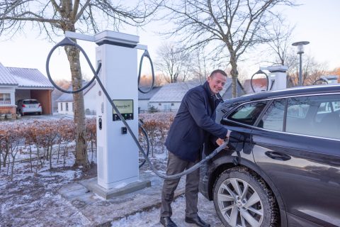 Het Nederlandse PowerGo, dochteronderneming van PowerField, heeft in het Deense Haderup een laadplein geopend met laders die behoren tot de snelste op de markt. Vier laadpalen leveren ieder 480 kW met een maximum van 240 kW per laadpunt.