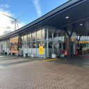 De shop van het futuristische Shell-tankstation aan de Westervoortsedijk in Arnhem heeft een complete metamorfose ondergaan. In de laatste maand van 2023 is de Select shop die er zat veranderd naar Shell Café, de nieuwste shopformule van Shell in Nederland.
