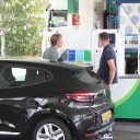 Voert u aan de pomp een prijsstijging van benzine veel sneller door dan een prijsdaling?