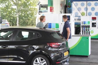 Voert u aan de pomp een prijsstijging van benzine veel sneller door dan een prijsdaling?