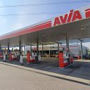 AVIA ‘De Poort’ aan de op- en afrit ‘Rilland’ van de snelweg A58 tussen Goes en Bergen op Zoom wordt vernieuwd en krijgt als eerste tankstation in Nederland een shop met daarin vestigingen van de formules Coffee Fellows en Family. Het tankstation in het netwerk van Vollenhoven BV was tot maart 2023 een De Meeuw om daarna verder te gaan als nieuwe AVIA.