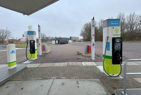 Bij de Greenpoint clean energy hub aan het knooppunt van de N59 en N215 op Goeree-Overflakkee kan vanaf nu waterstof worden getankt. Zowel personenauto’s als trucks kunnen er voor waterstof terecht. Het is de derde Greenpoint in Nederland waar waterstof wordt aangeboden.