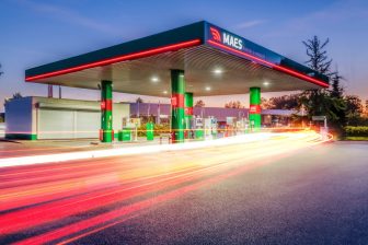 Maes, met rond de driehonderd stations de grootste tankstationformule van België, is een samenwerking aangegaan met Techniche. Doel is om de klantervaring op de onbemande tanklocaties verder te verbeteren, de operationele efficiëntie te verhogen en de overheadkosten voor de onderhoudsactiviteiten te verminderen.