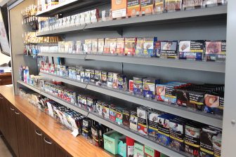 De verkoop van rookwaren in supermarkten is in de eerste vier weken van dit jaar hard gedaald, terwijl tankstations en tabaksspeciaalzaken hun omzet flink zagen toenemen. Dat heeft marktonderzoeker Circana becijferd.