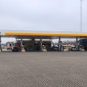 Het bekende tankstation ‘Akermaat’ aan de snelweg A9 even ten oosten van het Noord-Hollandse Heemskerk is na een omvangrijke vernieuwing geopend met een shop volgens de formule Shell Café. Tegelijkertijd is de luifel van het tankstation in de nieuwe huisstijl van Shell gestoken.