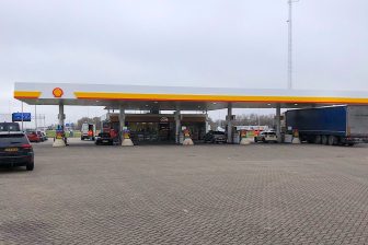 Het bekende tankstation ‘Akermaat’ aan de snelweg A9 even ten oosten van het Noord-Hollandse Heemskerk is na een omvangrijke vernieuwing geopend met een shop volgens de formule Shell Café. Tegelijkertijd is de luifel van het tankstation in de nieuwe huisstijl van Shell gestoken.