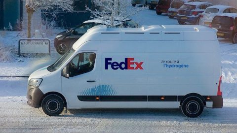 Bezorgdienst FedEx Express Europe test de komende twee weken in Utrecht en omgeving een op waterstof aangedreven Renault Master voor het bezorgen en ophalen van pakketten. De bestelbus heeft een bereik van 400 kilometer en is geproduceerd door Hyvia, een joint venture van Renault Group en Plug.
