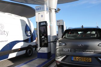 Het aantal waterstoftankstations in Europa zit in de lift, maar de groei gaat niet heel snel. Vorig jaar kwamen er in Europa 37 nieuwe openbaar toegankelijke waterstoflocaties bij. Duitsland is koploper met 105 stations waar personenauto’s en vrachtwagens waterstof kunnen tanken.