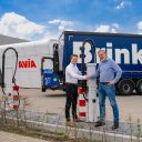 AVIA Volt en transportbedrijf Brink XL starten in april aan de De Bleek in het Overijsselse Enter met de bouw van wat volgens beide bedrijven ‘het grootste openbare trucklaadplein van Nederland’ wordt. Na oplevering van de eerste fase zal er door zes trucks tegelijk kunnen worden geladen met een vermogen van 400 kW.