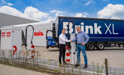 AVIA Volt en transportbedrijf Brink XL starten in april aan de De Bleek in het Overijsselse Enter met de bouw van wat volgens beide bedrijven ‘het grootste openbare trucklaadplein van Nederland’ wordt. Na oplevering van de eerste fase zal er door zes trucks tegelijk kunnen worden geladen met een vermogen van 400 kW.