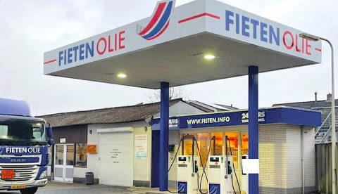 Fieten Olie blijft in Nederland het netwerk aan tankstations dat het heeft in hoog tempo uitbreiden. De maand maart is nog maar net begonnen of het bedrijf uit Hollandscheveld heeft er alweer twee tankstations bij: in Tubbergen en Hengelo. Nog een paar te gaan tot de mijlpaal van 75 locaties is bereikt.