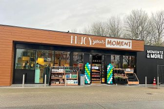 Na een maanden durende verbouwing is de voormalige Scheiwijk voor Fijnproevers tankshop op stopplaats ‘t Veentje aan de snelweg A27 bij het Utrechtse Eemnes geopend als Moments & More. De shop bij het Tango-tankstation is de 23e Moments & More van Nederland.