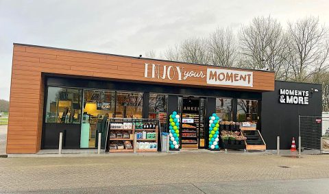 Na een maanden durende verbouwing is de voormalige Scheiwijk voor Fijnproevers tankshop op stopplaats ‘t Veentje aan de snelweg A27 bij het Utrechtse Eemnes geopend als Moments & More. De shop bij het Tango-tankstation is de 23e Moments & More van Nederland.