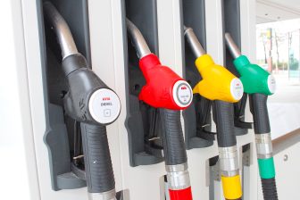 Ondanks de hoge brandstofprijzen en de opkomst van elektrische auto's tanken Nederlanders steeds meer benzine. Dat heeft RTL Z uitgezocht. De zender gebruikte daarvoor gegevens van het ministerie van Financiën over de accijnsinkomsten en sloeg zelf aan het rekenen.