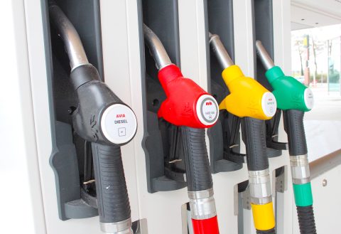 Ondanks de hoge brandstofprijzen en de opkomst van elektrische auto's tanken Nederlanders steeds meer benzine. Dat heeft RTL Z uitgezocht. De zender gebruikte daarvoor gegevens van het ministerie van Financiën over de accijnsinkomsten en sloeg zelf aan het rekenen.
