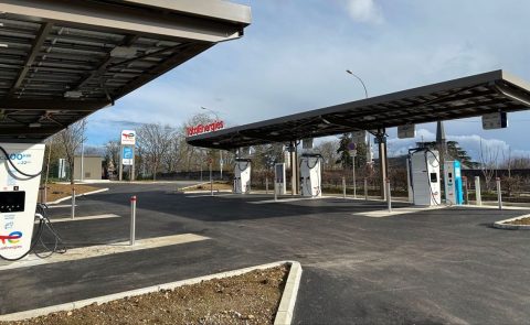 TotalEnergies is bezig tankstations in het netwerk waar eerst alleen fossiele brandstoffen verkrijgbaar waren, om te bouwen naar locaties waar alleen nog maar kan worden geladen. In het Oost-Franse Dijon opende de eerste van deze stad en de zevende in totaal.