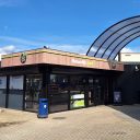 Het bemande Gulf-tankstation ‘De Smalle Zijde’ aan de gelijknamige straat in Veenendaal is vernieuwd. Enviem, waar Gulf onderdeel van is, heeft het station voorzien van de in eigen huis ontwikkelde luxe shopformule Frais du Jour. Ook de wasstraat van de Gulf wordt vernieuwd.
