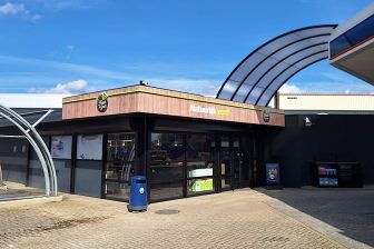 Het bemande Gulf-tankstation ‘De Smalle Zijde’ aan de gelijknamige straat in Veenendaal is vernieuwd. Enviem, waar Gulf onderdeel van is, heeft het station voorzien van de in eigen huis ontwikkelde luxe shopformule Frais du Jour. Ook de wasstraat van de Gulf wordt vernieuwd.