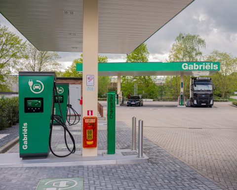 Tank- en laadstationformule Gabriëls heeft aan de A. Stocletlaan in Duffel, tussen Antwerpen en Mechelen, een volgens het bedrijf ‘ultramodern’ laadstation geopend. Op de locatie kan worden getankt en vanaf zes laadplaatsen worden geladen bij drie 300 kW snelladers.
