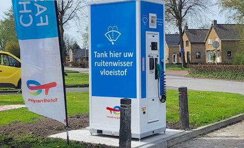 Op een van de drie TotalEnergies-tankstations in het netwerk van het Friese HOS Oil kunnen consumenten sinds deze week zelf ruitenwisservloeistof tappen bij een automaat op het terrein. De tapinstallatie moet het gebruik van de milieuonvriendelijke losse plastic cans tegengaan.