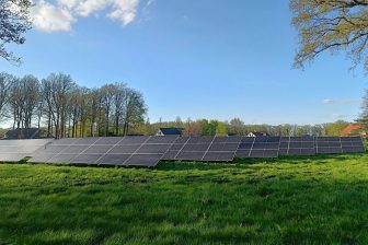 Roeleveld Rolink heeft een veld met zonnepanelen aangesloten voor de stroomvoorziening van het gelijknamige tankstation in Denekamp. Bij het tankstation is meteen ook een snellaadpaal geïnstalleerd die gebruik maakt van de door de zonnepanelen opgewekte stroom.