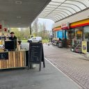 OK heeft in Nederland de mijlpaal van honderd tankstations bereikt. Shell-tankstation ‘Diemerpolderweg’ in Diemen is nummer honderd in het netwerk van OK. Het tankstation vlakbij de snelweg A1 zal eind mei compleet worden vernieuwd om verder te gaan in de nieuwe uitstraling.