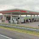 Het bekende TotalEnergies-tankstation ‘Vanenburg’ aan de snelweg A28 tussen Nijkerk en Putten gaat op de schop. Ondernemer Kees Top uit Nijkerkerveen heeft bij het tankstation een stuk land aangekocht waar een parkeerplaats voor vrachtwagens zal worden gerealiseerd. De bemande Bonjour-shop wordt vernieuwd naar de formule Circle K.