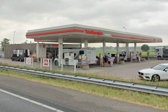 Het bekende TotalEnergies-tankstation ‘Vanenburg’ aan de snelweg A28 tussen Nijkerk en Putten gaat op de schop. Ondernemer Kees Top uit Nijkerkerveen heeft bij het tankstation een stuk land aangekocht waar een parkeerplaats voor vrachtwagens zal worden gerealiseerd. De bemande Bonjour-shop wordt vernieuwd naar de formule Circle K.