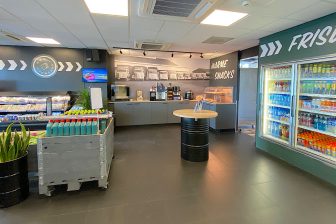 De shop en de carwash bij het Argos-tankstation aan de Oostergauw in Zwaag, een van de toegangswegen tot de stad Hoorn, zijn door Tanqplus compleet vernieuwd. Zo werd de shop een Kwajongens en is de wasstraat omgekleurd naar Wasbij, het nieuwe wasmerk van Tanqplus.