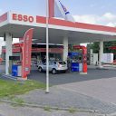 Den Hartog uit het Zuid-Hollandse Groot-Ammers heeft er een tankstation bij. Na 119 jaar gerund te zijn door de familie Verwoerd, komt het bemande ESSO-tankstation ‘De Boezem’ aan de Boezemweg in Lekkerkerk per 3 juni in handen van Den Hartog.