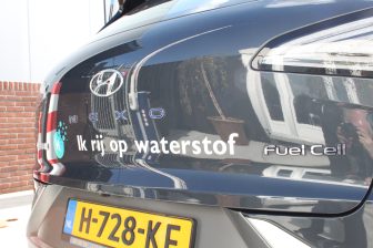 De realisatie van het eerste waterstoftankstation voor personenauto’s en vrachtwagens vlakbij luchthaven Rotterdam is een stapje dichterbij gekomen. De gemeenteraad van Rotterdam ontving donderdag een voorstel om een nieuw bestemmingsplan vast te stellen zodat het station voor personenauto’s en vrachtwagens die rijden op waterstof er kan komen.