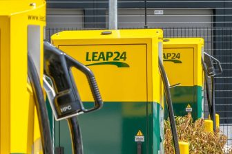 Het Nederlandse snellaadbedrijf Leap24 maakt de sprong naar Duitsland. Aan de autoweg 28 bij de plaats Westerstede heeft het het eerste Duitse laadstation geopend. Het is de 25e laadllocatie van Leap24 in totaal en volgens het bedrijf blijft het daar niet bij.