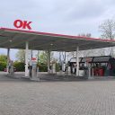 OK Nederland heeft het tankstation aan de N251 in het Zeeuws-Vlaamse Eede ‘helemaal OK’ gemaakt. Hiervoor een tankstation van John Staelens, zijn de afgelopen periode de pompen en luifel in de uitstraling van OK gebracht en kreeg de locatie een compleet vernieuwde shop.